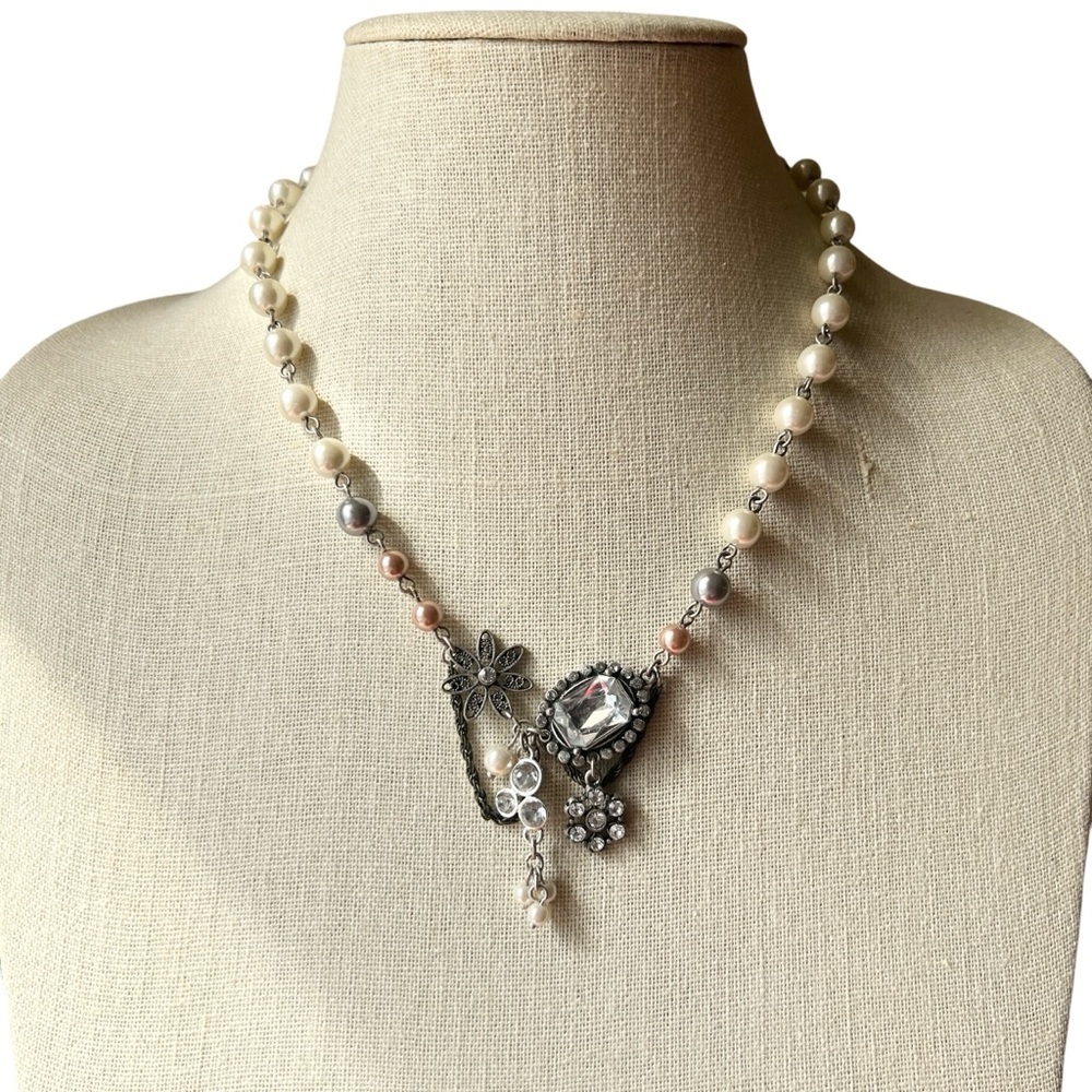 American Eagle Outfitters White Pearl and Silver Rhinestone Necklace